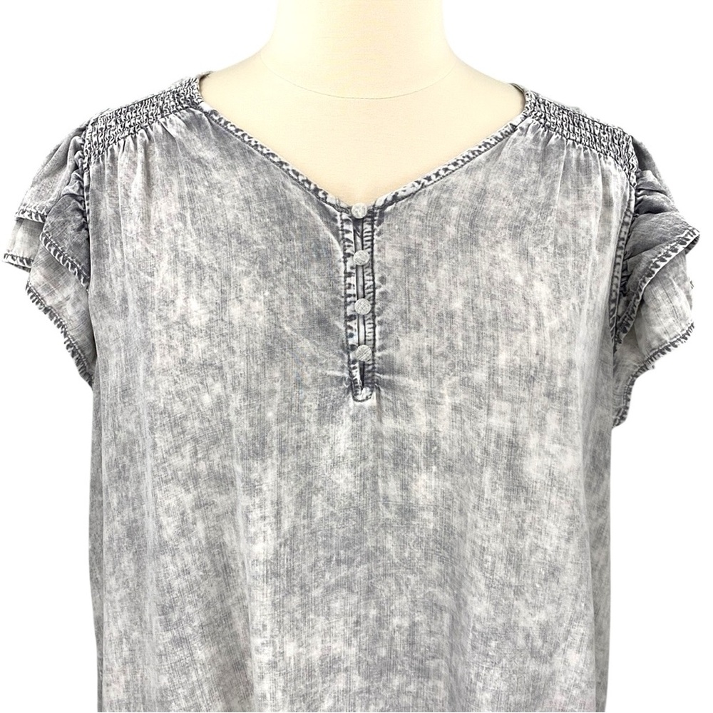Jane + Delancey Gray Acid Wash Chambray Casual Boho Short Ruffle Sleeve Blouse - Picture 2 of 15